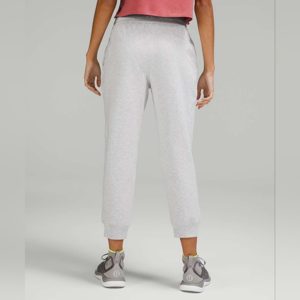 Lululemon Scuba High-Rise Cropped Jogger Heathered Ultra Light Grey in size 12